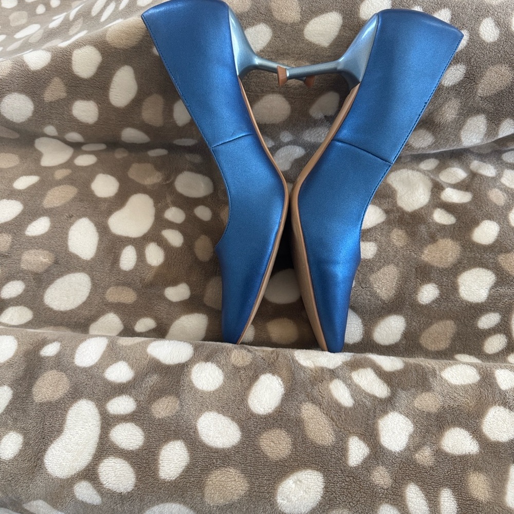 Vintage inspired elegance by Halston. Vegan leather, rubber sole. - Picture 4 of 8